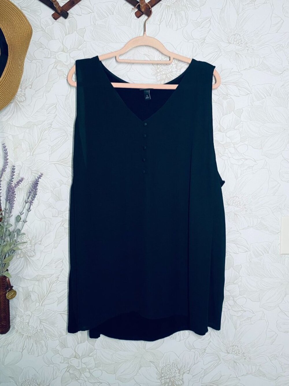 Sleeveless Black V-Neck Blouse With Button Detail By Torrid Size 3 Polyester Ble
